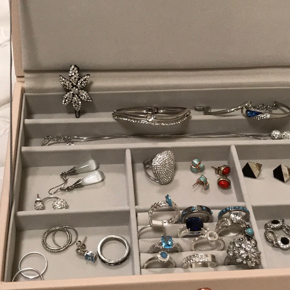 Jewelry - Picture 3 of 3